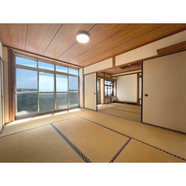 陽光が差し込む和室は、畳の香りが心地よい空間です。障子を開放すれば広々とした一体空間に。