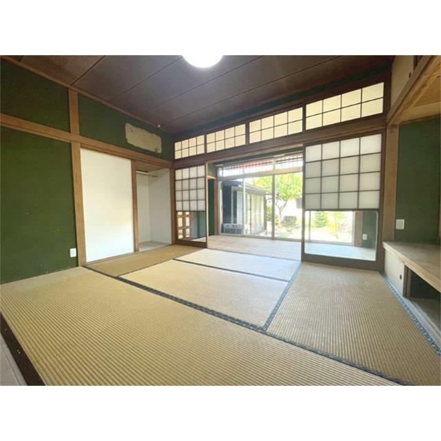 縁側から明るい日差しが差し込む和室。障子を開ければ、庭の緑が望めます。改装によって、趣のある空間に生