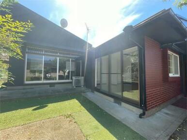 趣ある瓦屋根と煉瓦調の外壁が魅力の物件です。日当たり良好な庭で、ガーデニングや家庭菜園をお楽しみいた