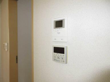 【インターホン】モニター付きインターホンなので、開ける前に来訪者をチェックできます