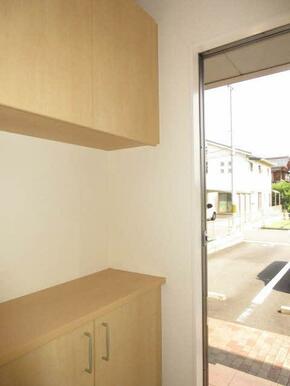 【玄関】上部に吊戸棚もあり靴の収納に便利。棚上にはお花や家族の写真も飾れます。