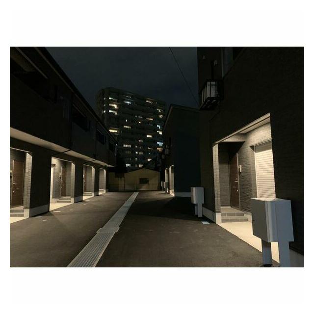 夜の外観