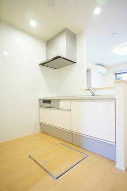 キッチンには床下収納が有り、重宝致します♪