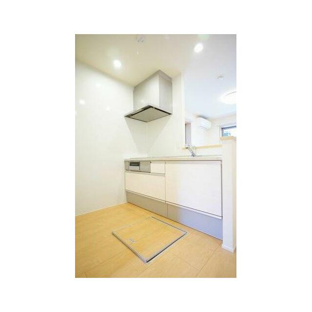 キッチンには床下収納が有り、重宝致します♪