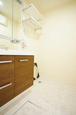 便利な洗髪機能付独立洗面台☆