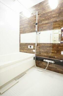 冷めてしまった湯船もすぐにあったかく！浴室追焚機能付☆サーモスタットで温度調整も楽々♪雨の日も安心…