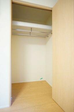 収納はハンガーパイプが２本付いていて便利☆