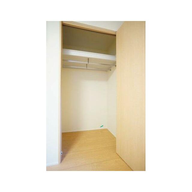 収納はハンガーパイプが２本付いていて便利☆