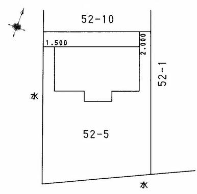 建物の配置図（登記）南側に庭とカーポートがあり、陽当たりを考慮した配置になっています。