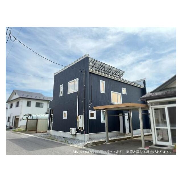 北東側から撮影。太陽光発電搭載。