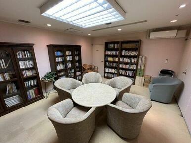 共用の図書室になります。大きなソファで読書も捗ります