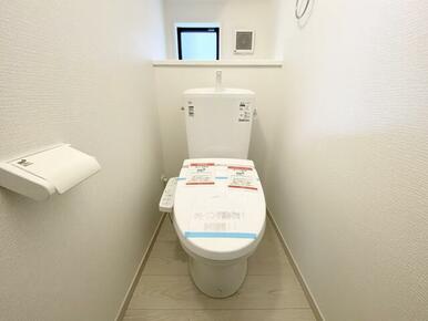 ウォシュレット・暖房便座機能付のトイレです。従来型に比べ節水効果がありお手入れしやすいのが特徴です。