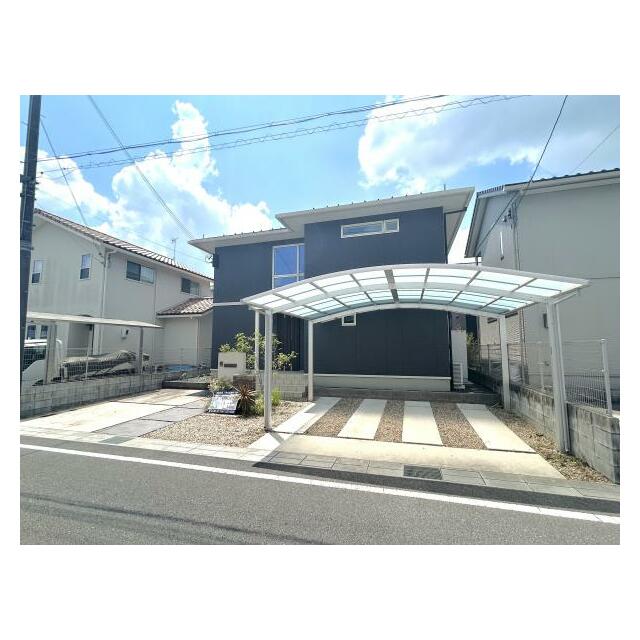 【外観】敷地内に並列3台分の駐車スペースを確保。来客時や複数台所有でも安心です。南側には人工芝の庭スペースがあり、お子様の遊び場としても活躍します。