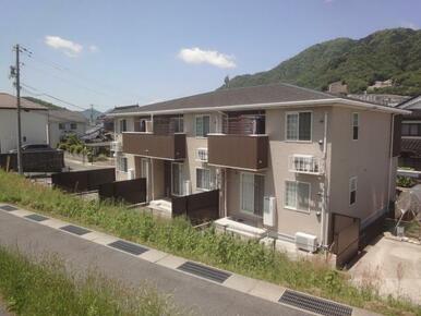 南東向きの２階建ての建物です。