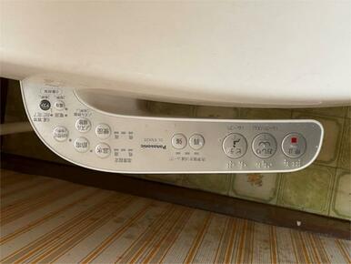 温水洗浄便座を設置。快適なトイレタイムをサポートします。多機能な操作パネルで、あなた好みの設定に調整