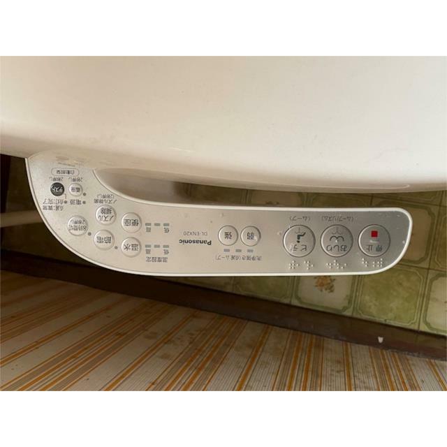 温水洗浄便座を設置。快適なトイレタイムをサポートします。多機能な操作パネルで、あなた好みの設定に調整