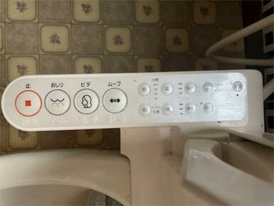 温水洗浄機能付きトイレは、日々の快適な暮らしをサポートします。水勢やノズルの位置調整も可能です。
