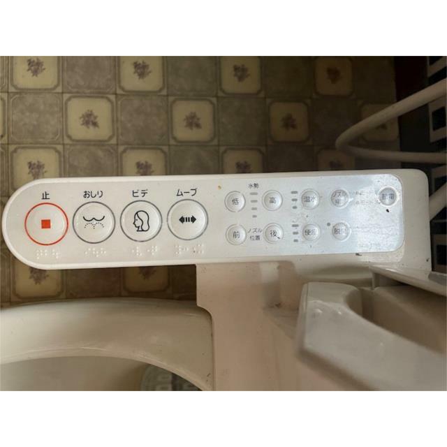 温水洗浄機能付きトイレは、日々の快適な暮らしをサポートします。水勢やノズルの位置調整も可能です。