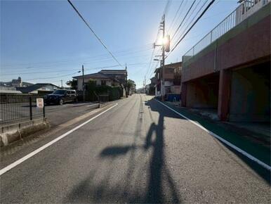 陽光が降り注ぐ前面道路は、開放感のある雰囲気。車通りも穏やかで、落ち着いた暮らしを送れます。