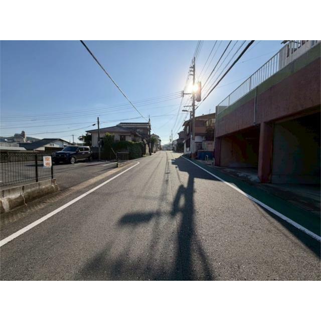 陽光が降り注ぐ前面道路は、開放感のある雰囲気。車通りも穏やかで、落ち着いた暮らしを送れます。