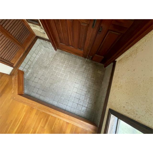 落ち着いた色合いの玄関が、住まいの第一印象を演出します。木目調のドアとフローリングが、温かみのある空