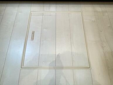 お漬物を漬けたり鍋などの季節物もしまっておける便利な床下収納！