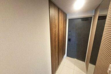 玄関。トールタイプで大容量の下駄箱付きです。