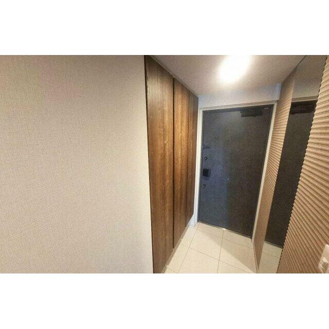 玄関。トールタイプで大容量の下駄箱付きです。