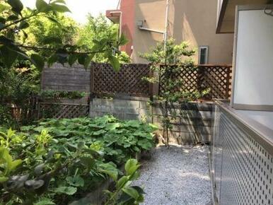 全部屋バルコニー付きとなります。※お写真は１階バルコニー脇から撮影したものとなります。