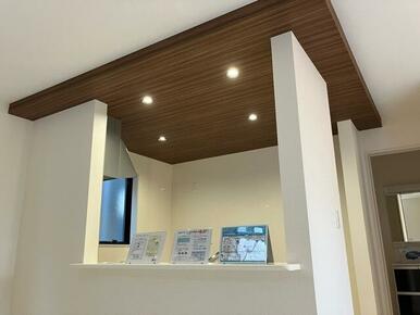 くつろぎスペースとしてはもとより、リビングに学習やテレワークのスペースを設けるご家庭も増えています（1号棟）