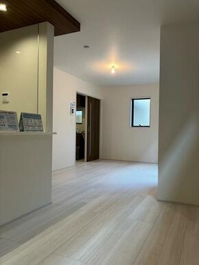 家具の配置で個性が光るリビング（1号棟）