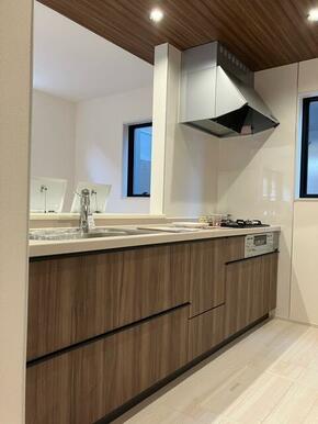 開放感のあるカウンターキッチンは料理中に孤立しないメリットも（1号棟）