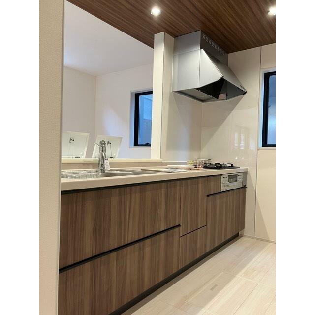 開放感のあるカウンターキッチンは料理中に孤立しないメリットも（1号棟）