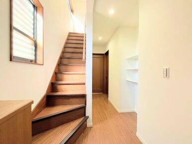 「廊下階段」ダウンライトも新規施工済みです