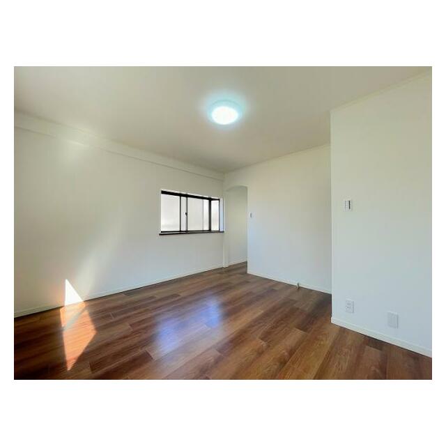 「2階北側洋室＿約7.5帖」別の角度からの写真です。