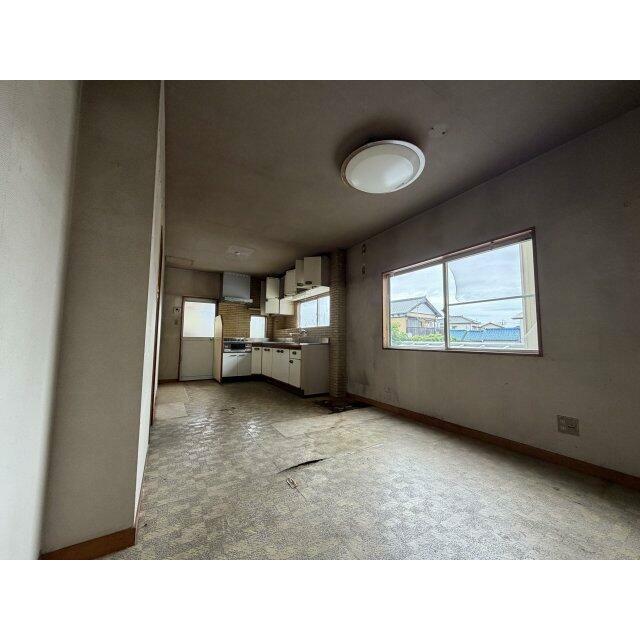 2箇所に窓があり、自然光が入ります。キッチンへ続く動線です