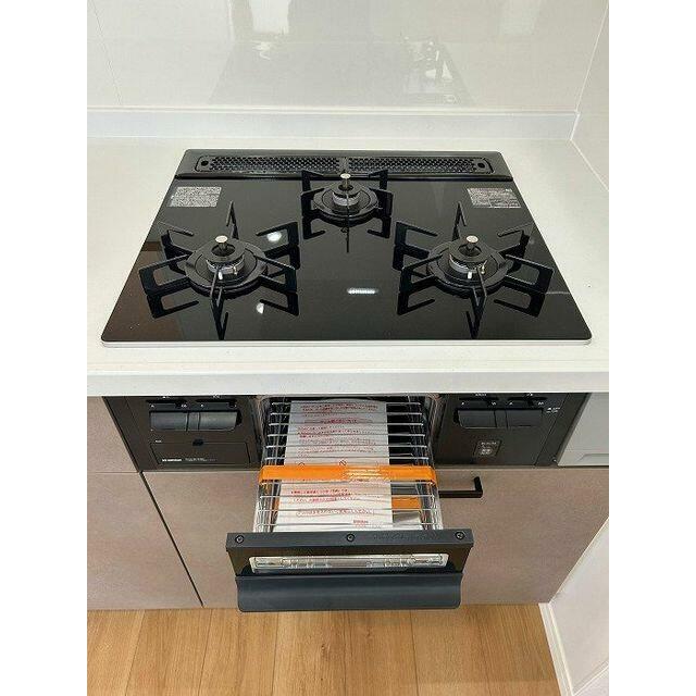 「キッチン」３口ガスコンロ、グリル付き