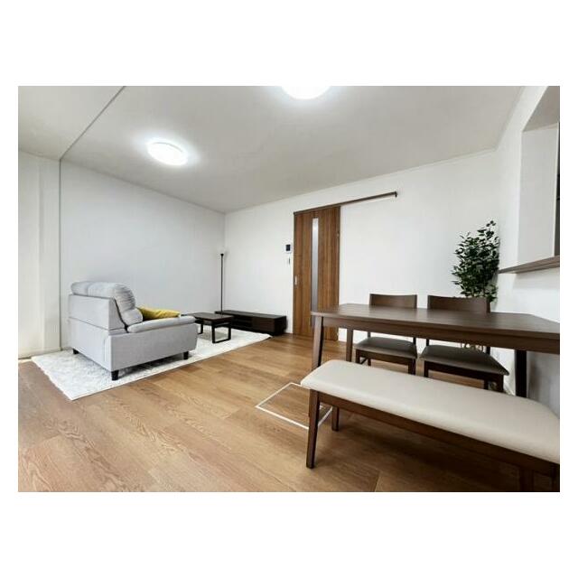 「LD」庭に出ることも可能のLD、ニトリ家具が設置されており、生活感を体験できます。