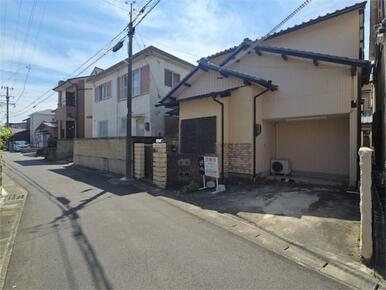 前面道路含む外観です。