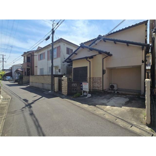 前面道路含む外観です。