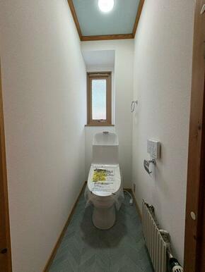 外壁と合わせてブルー基調のトイレオシャレです♪