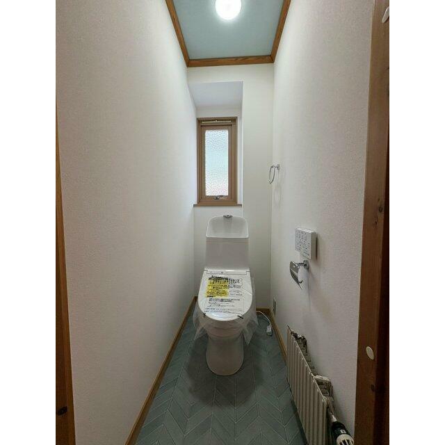 外壁と合わせてブルー基調のトイレオシャレです♪