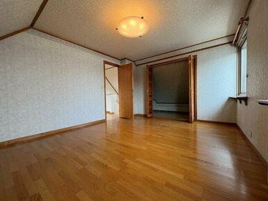 2階主寝室10帖有りますので広々しています♪