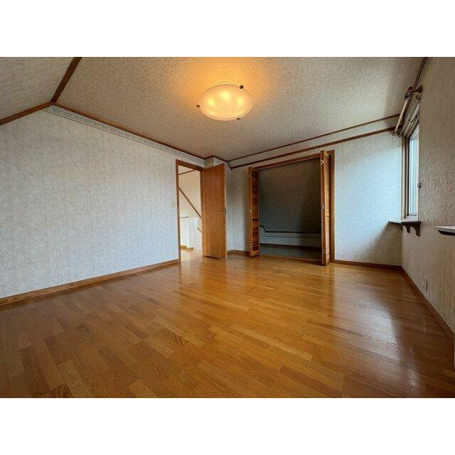 2階主寝室10帖有りますので広々しています♪