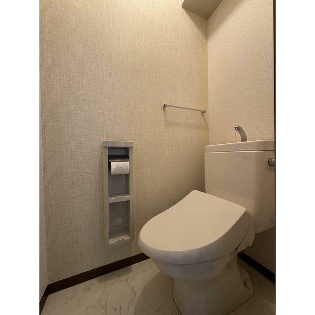 温水洗浄便座付きのトイレです