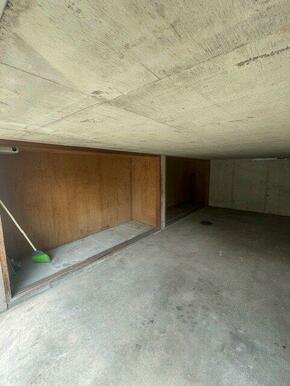 車庫の壁面には収納スペースもございます♪