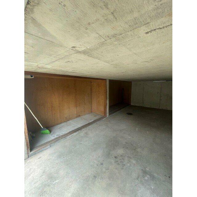 車庫の壁面には収納スペースもございます♪