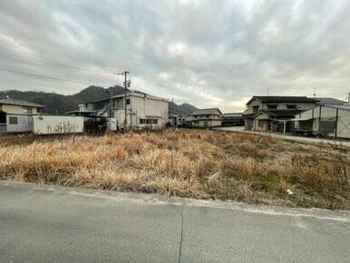 広がる空と田畑が印象的な景観で、周囲は閑静な住宅地です。前面道路は幅員も十分で、車の通行や駐車がスム