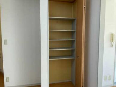 キッチン前収納