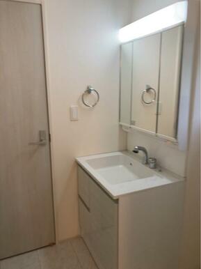 朝のお化粧から夜のスキンケアまで幅広く対応（2号棟）